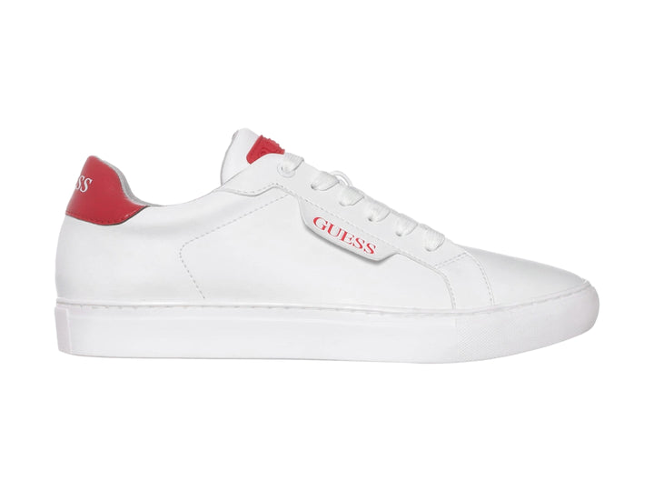 Tenis blancos Guess con detalles rojos en el talón y la lengüeta.