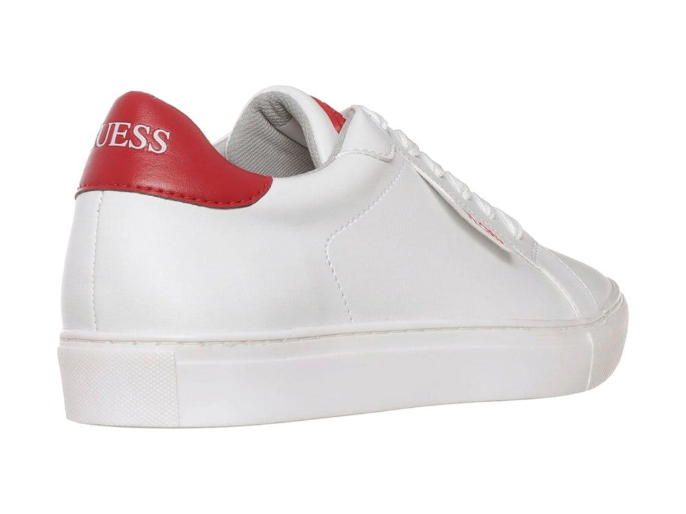 Tenis blancos Guess con detalles rojos en el talón y la lengüeta.
