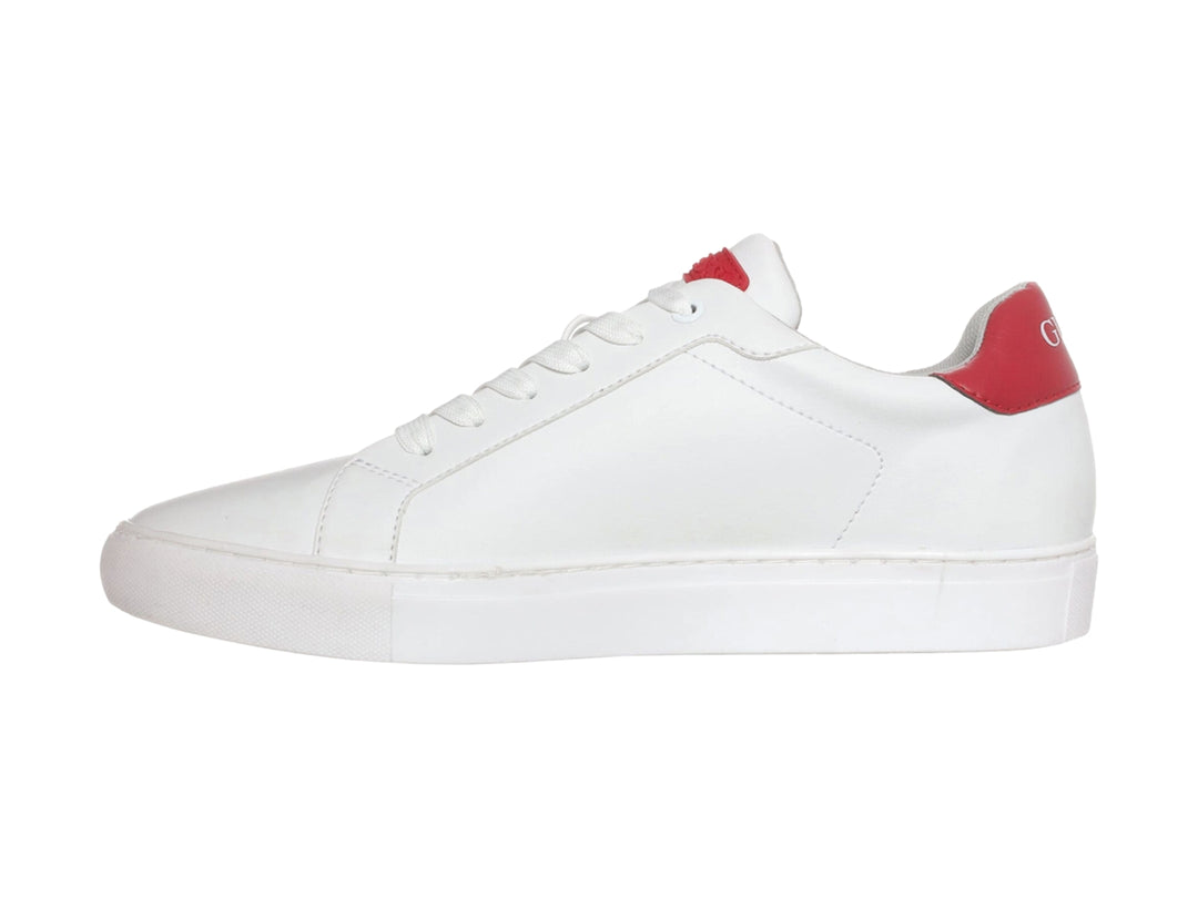 Tenis blancos Guess con detalles rojos en el talón y la lengüeta.