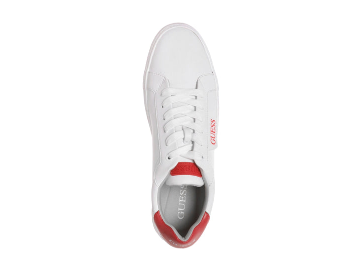 Tenis blancos Guess con detalles rojos en el talón y la lengüeta.