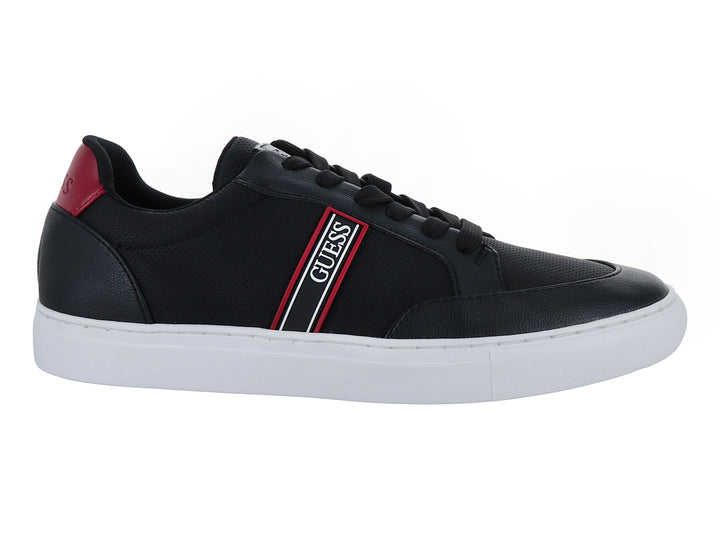 Tenis Guess color negro con suela blanca y detalle rojo en el talón y banda lateral.
