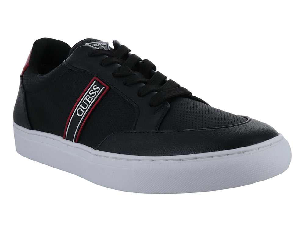 Tenis Guess color negro con suela blanca y detalle rojo en el talón y banda lateral.