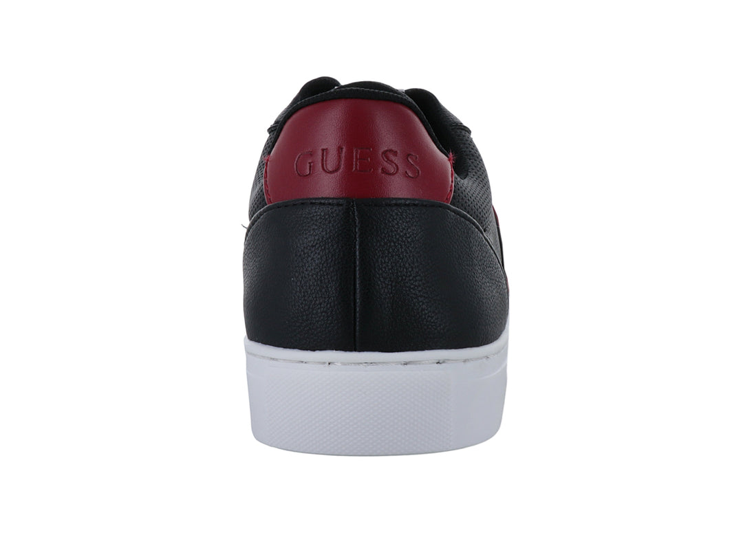 Tenis Guess color negro con suela blanca y detalle rojo en el talón y banda lateral.