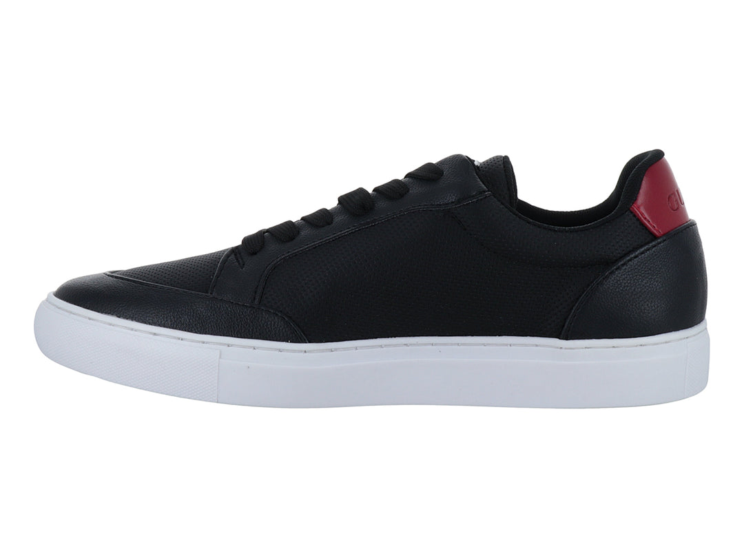 Tenis Guess color negro con suela blanca y detalle rojo en el talón y banda lateral.