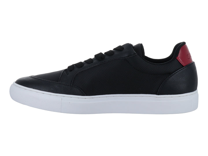 Tenis Guess color negro con suela blanca y detalle rojo en el talón y banda lateral.