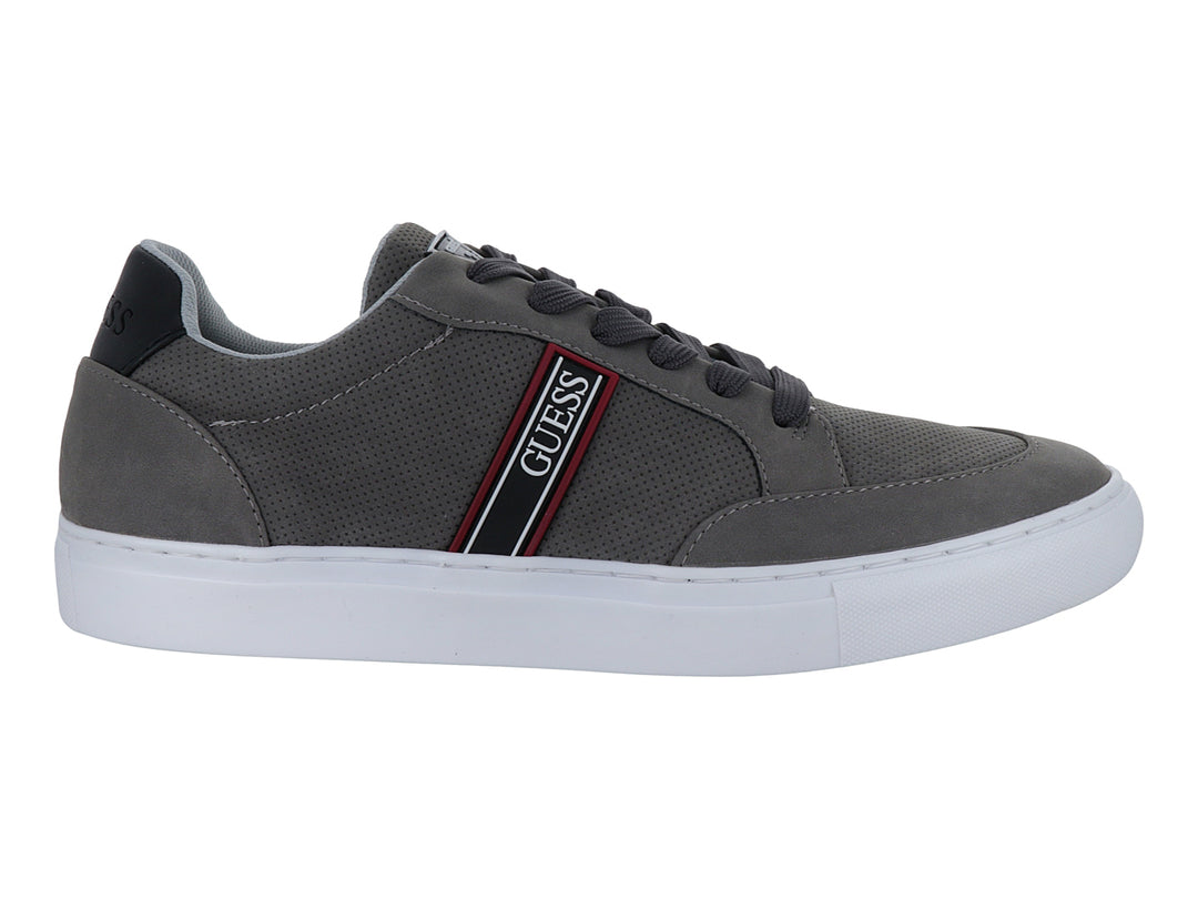 Tenis casuales Guess color gris con suela blanca y detalle de franja lateral.