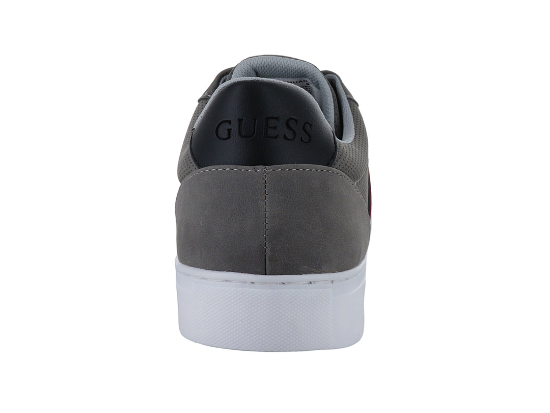Tenis casuales Guess color gris con suela blanca y detalle de franja lateral.