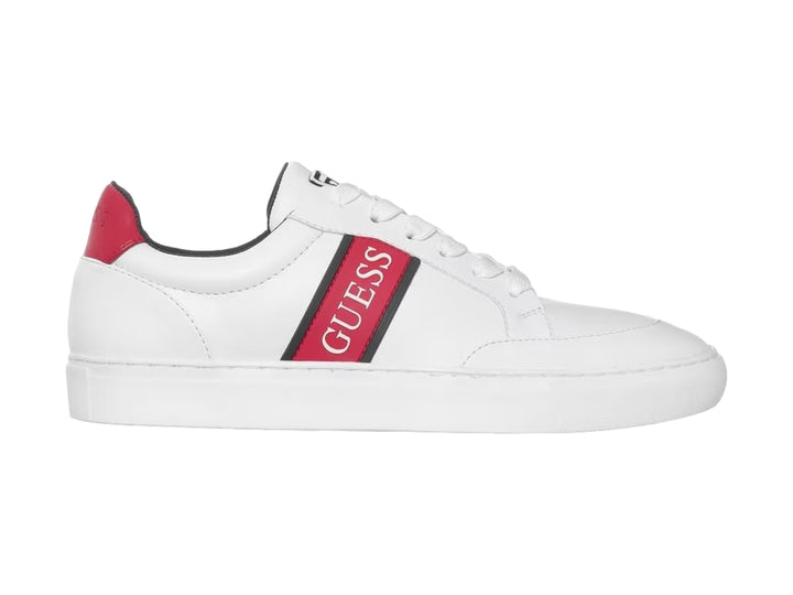 Tenis blancos GUESS con franja roja lateral y detalle rojo en el talón.