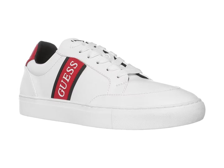 Tenis blancos GUESS con franja roja lateral y detalle rojo en el talón.