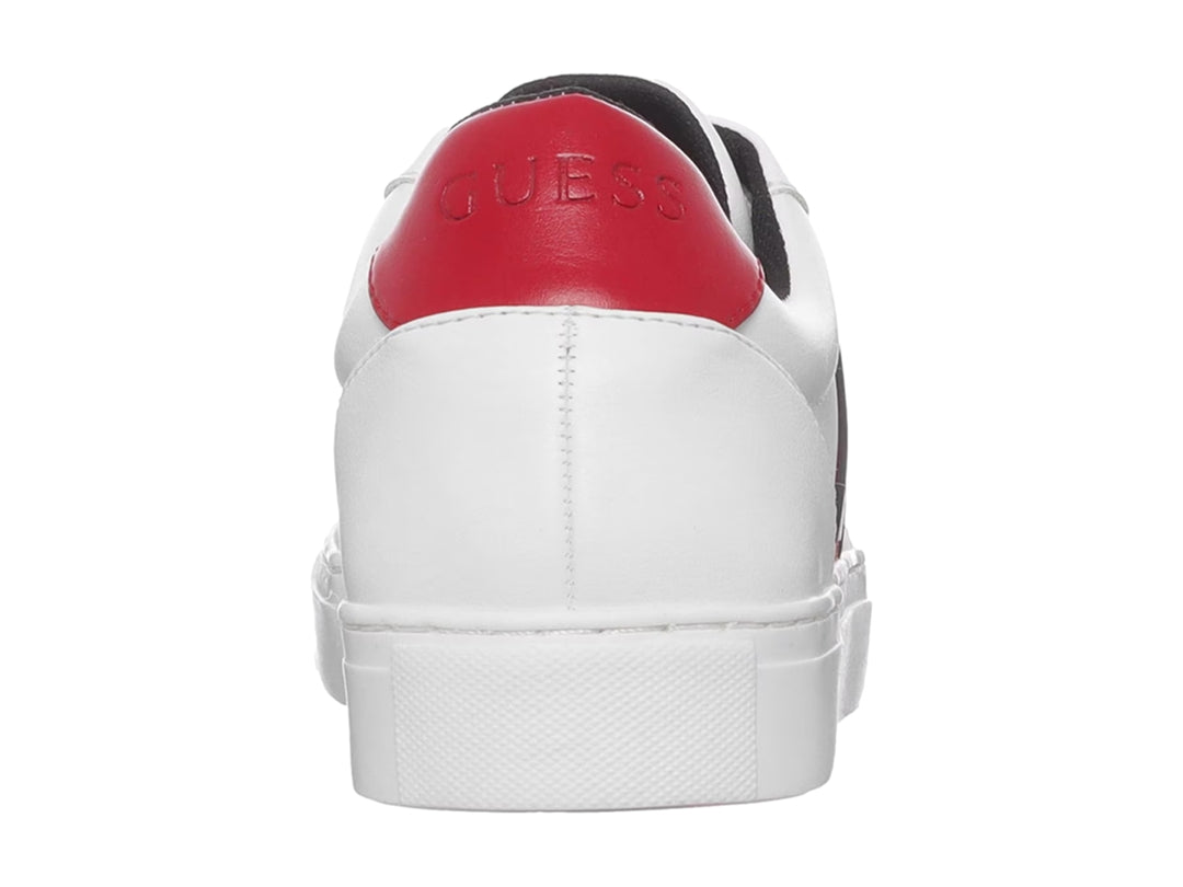 Tenis blancos GUESS con franja roja lateral y detalle rojo en el talón.