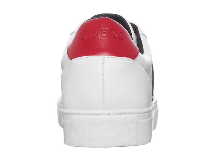 Tenis blancos GUESS con franja roja lateral y detalle rojo en el talón.