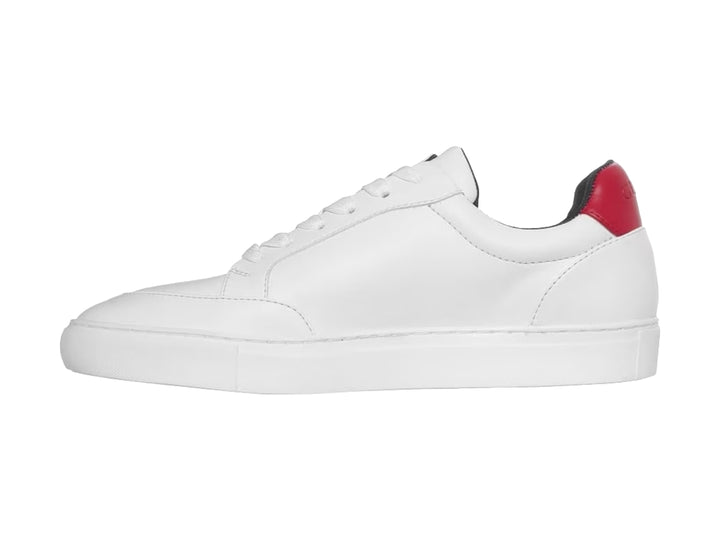 Tenis blancos GUESS con franja roja lateral y detalle rojo en el talón.