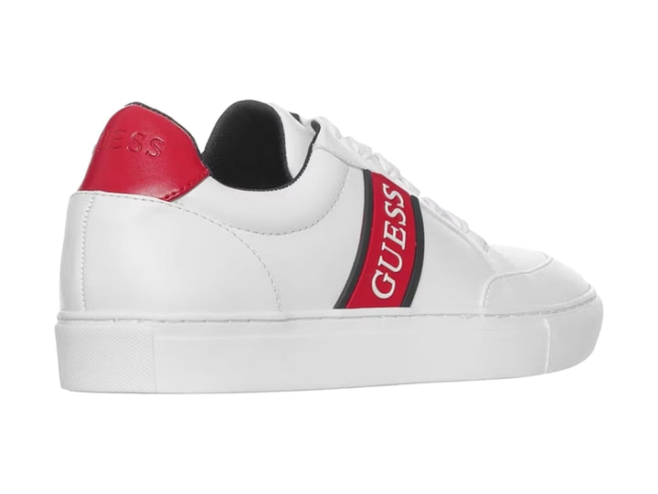 Tenis blancos GUESS con franja roja lateral y detalle rojo en el talón.