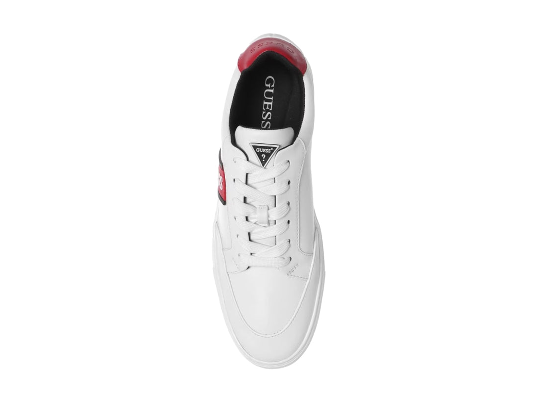 Tenis blancos GUESS con franja roja lateral y detalle rojo en el talón.