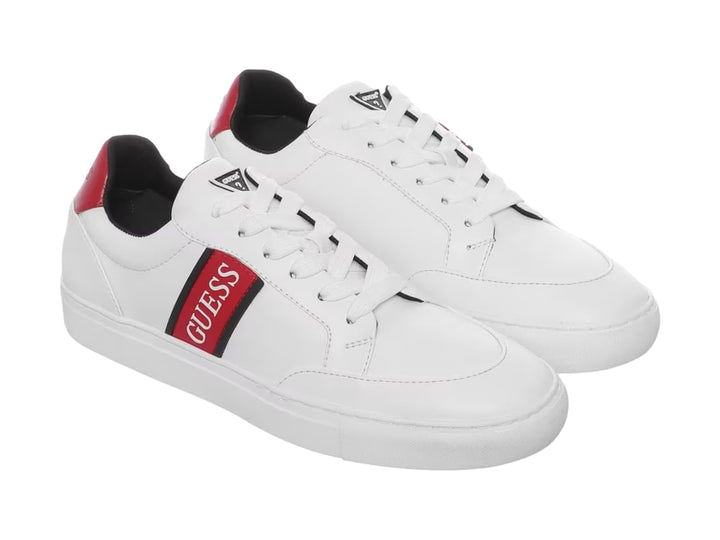 Tenis blancos GUESS con franja roja lateral y detalle rojo en el talón.
