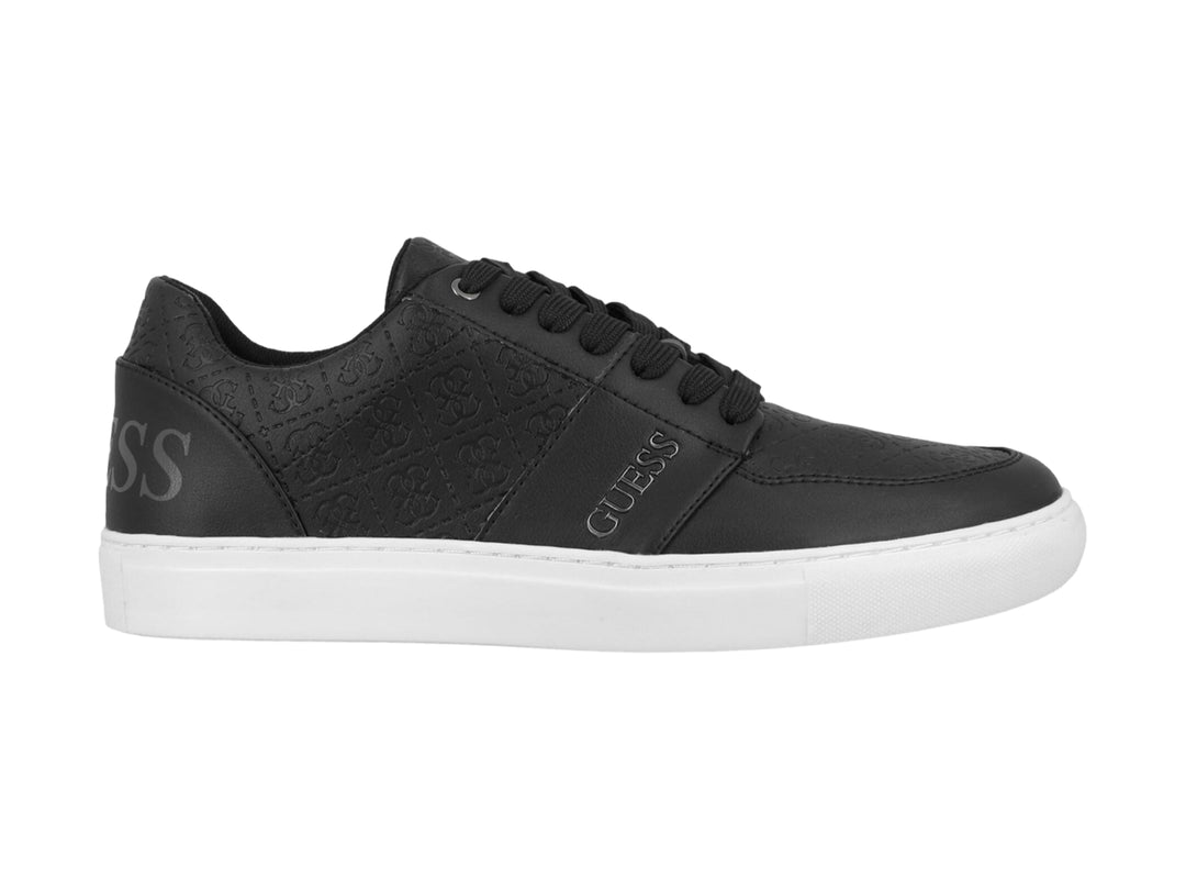 Tenis Guess modelo GM Stroke en color negro con suela blanca y detalles grabados en el lateral.