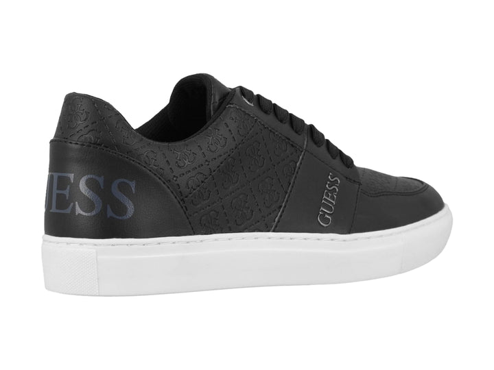 Tenis Guess modelo GM Stroke en color negro con suela blanca y detalles grabados en el lateral.
