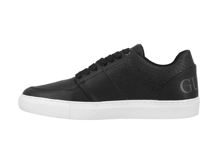 Tenis Guess modelo GM Stroke en color negro con suela blanca y detalles grabados en el lateral.
