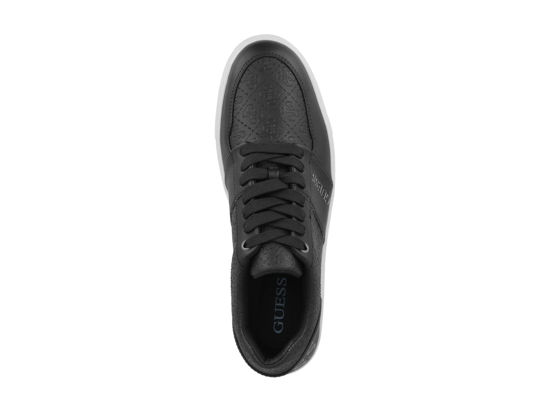Tenis Guess modelo GM Stroke en color negro con suela blanca y detalles grabados en el lateral.