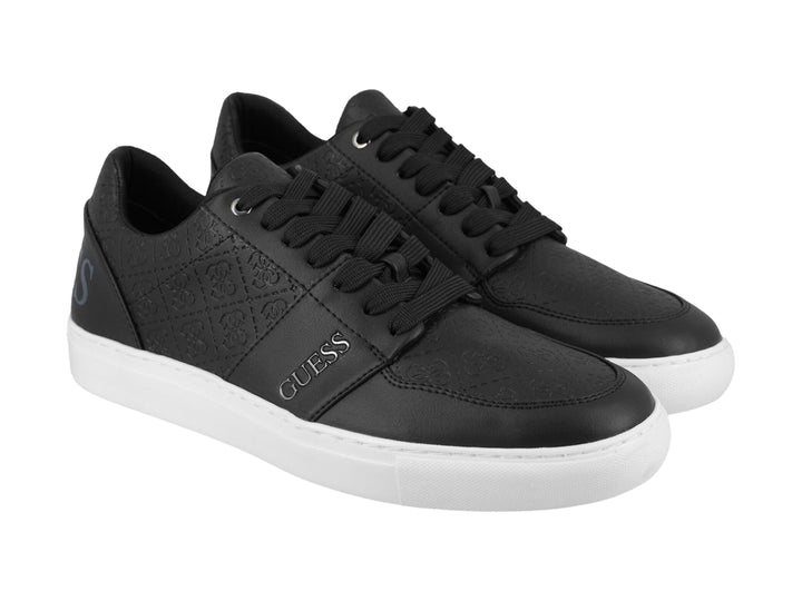 Tenis Guess modelo GM Stroke en color negro con suela blanca y detalles grabados en el lateral.