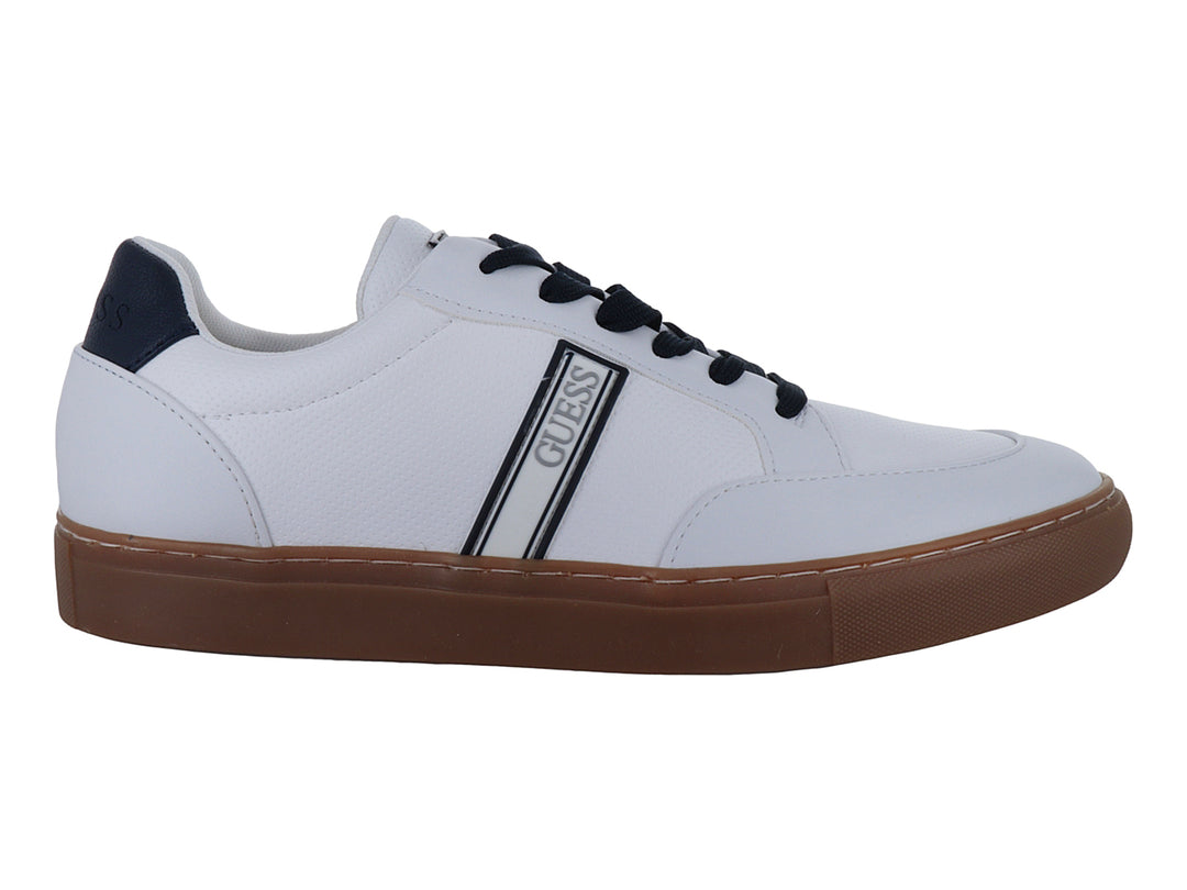 Tenis blancos de la marca Guess con suela color café y detalles en negro.