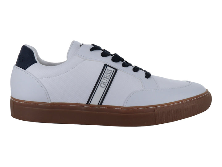 Tenis blancos de la marca Guess con suela color café y detalles en negro.