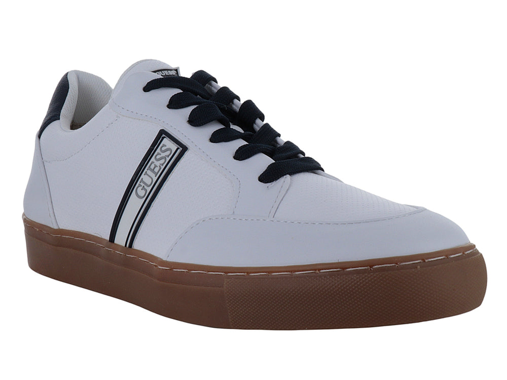 Tenis blancos de la marca Guess con suela color café y detalles en negro.