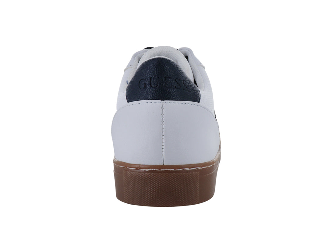 Tenis blancos de la marca Guess con suela color café y detalles en negro.