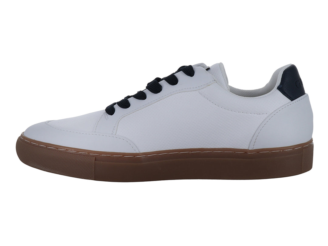Tenis blancos de la marca Guess con suela color café y detalles en negro.