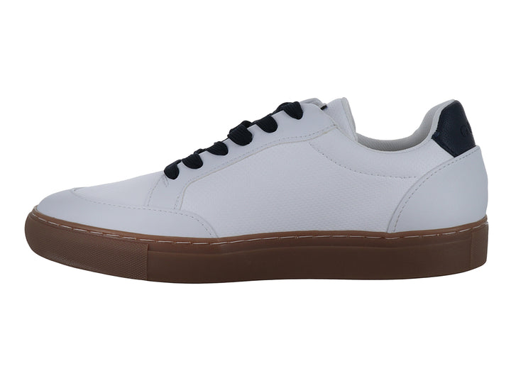 Tenis blancos de la marca Guess con suela color café y detalles en negro.