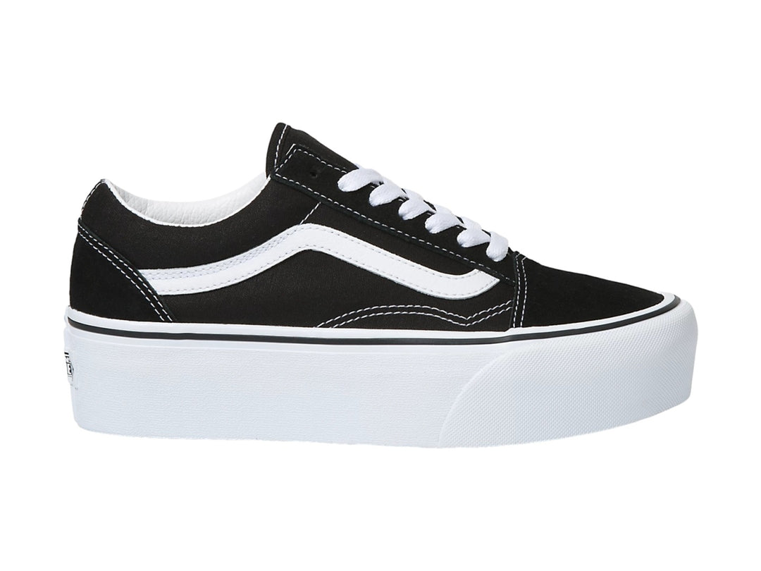 Tenis VANS Old Skool Stackform en color negro con suela de plataforma blanca y franja lateral blanca.