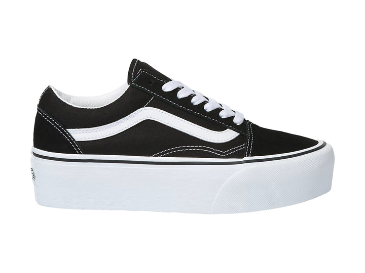 Tenis VANS Old Skool Stackform en color negro con suela de plataforma blanca y franja lateral blanca.