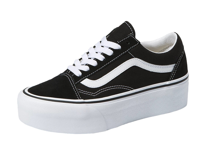Tenis VANS Old Skool Stackform en color negro con suela de plataforma blanca y franja lateral blanca.