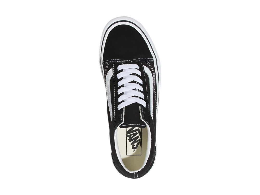 Tenis VANS Old Skool Stackform en color negro con suela de plataforma blanca y franja lateral blanca.