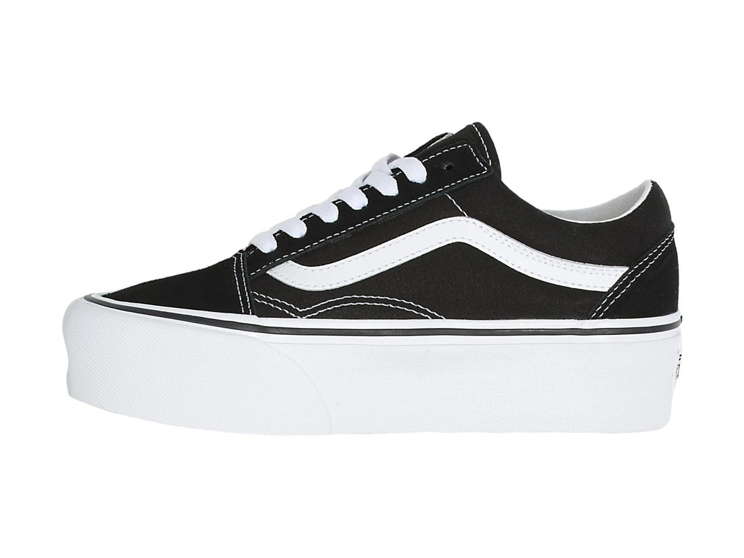 Tenis VANS Old Skool Stackform en color negro con suela de plataforma blanca y franja lateral blanca.