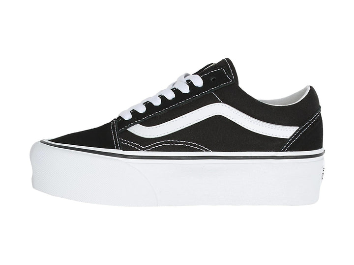 Tenis VANS Old Skool Stackform en color negro con suela de plataforma blanca y franja lateral blanca.