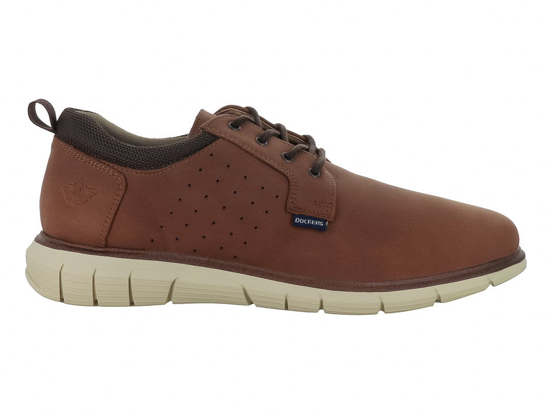 Zapato casual Dockers color tan con suela beige y detalles perforados en el costado.