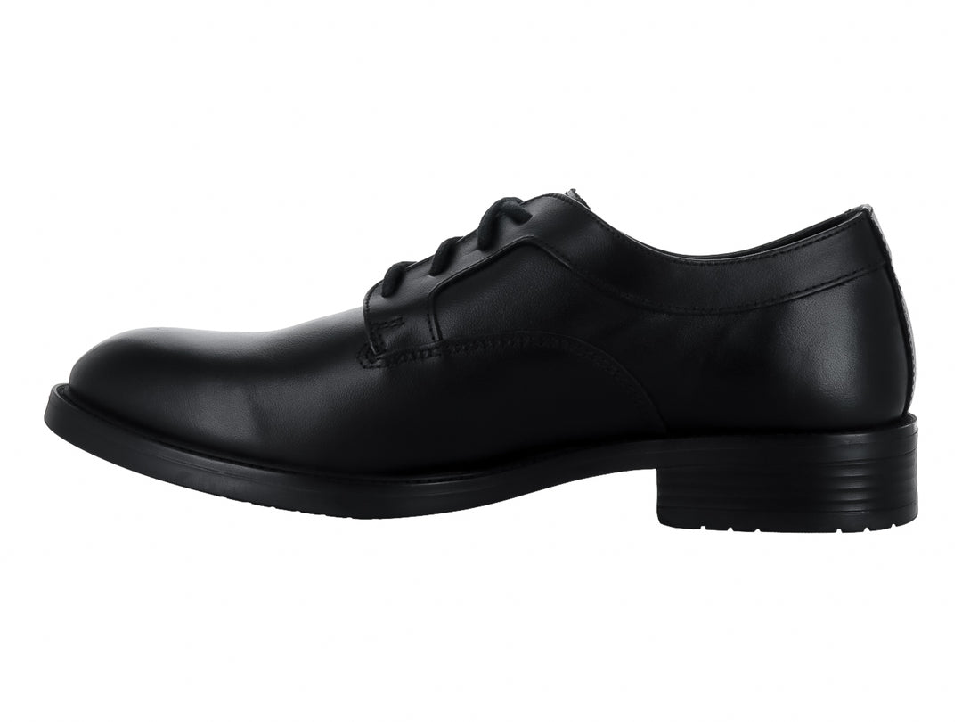Zapato formal de cuero negro para hombre con agujetas y suela plana.
