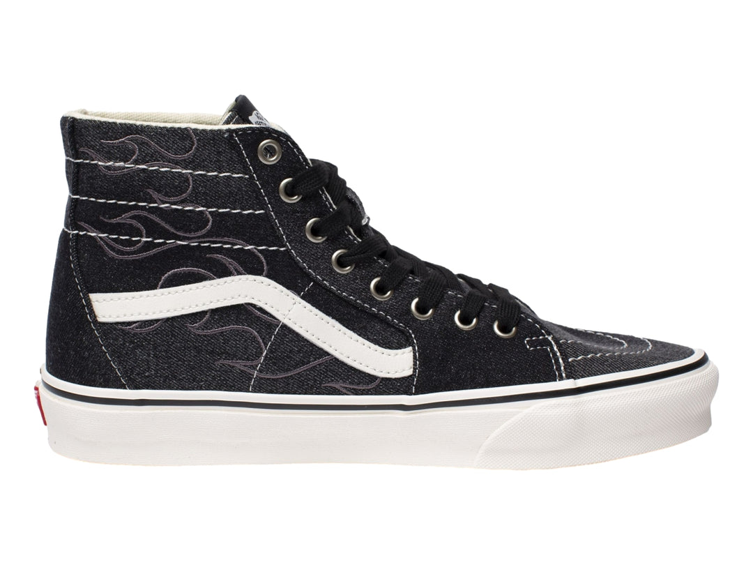 Tenis VANS Sk8-Hi color negro con suela blanca y diseño de llamas en el costado.