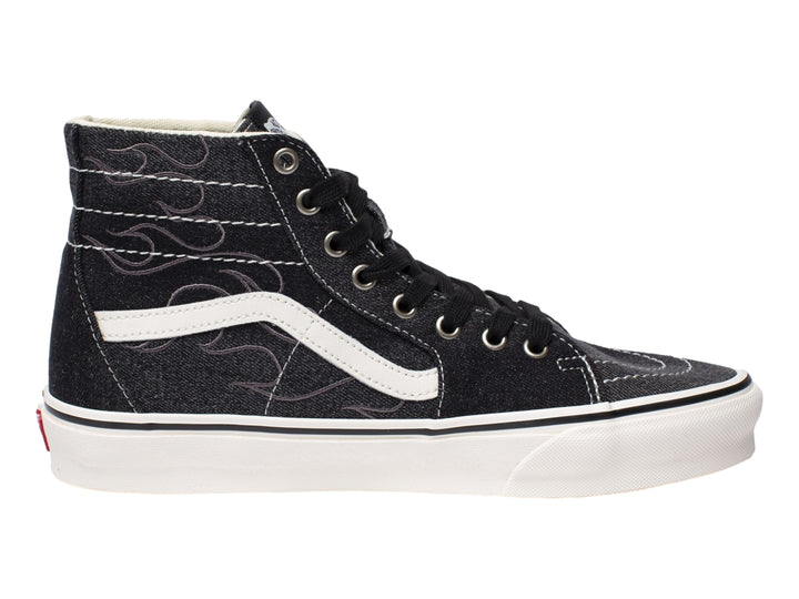 Tenis VANS Sk8-Hi color negro con suela blanca y diseño de llamas en el costado.
