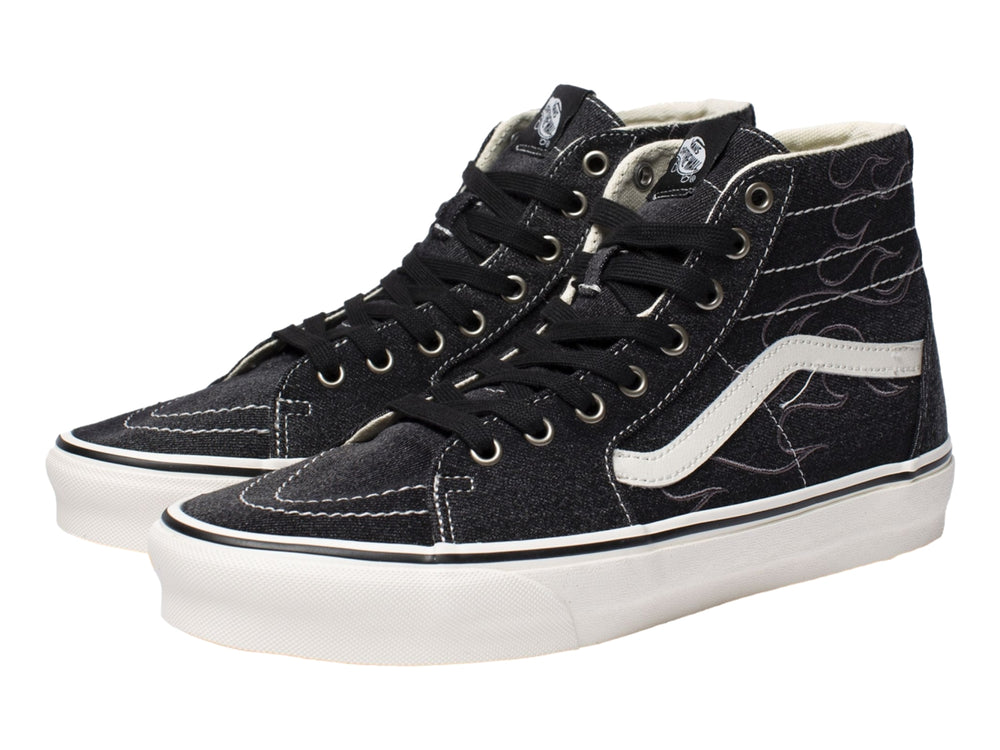 Tenis VANS Sk8-Hi color negro con suela blanca y diseño de llamas en el costado.