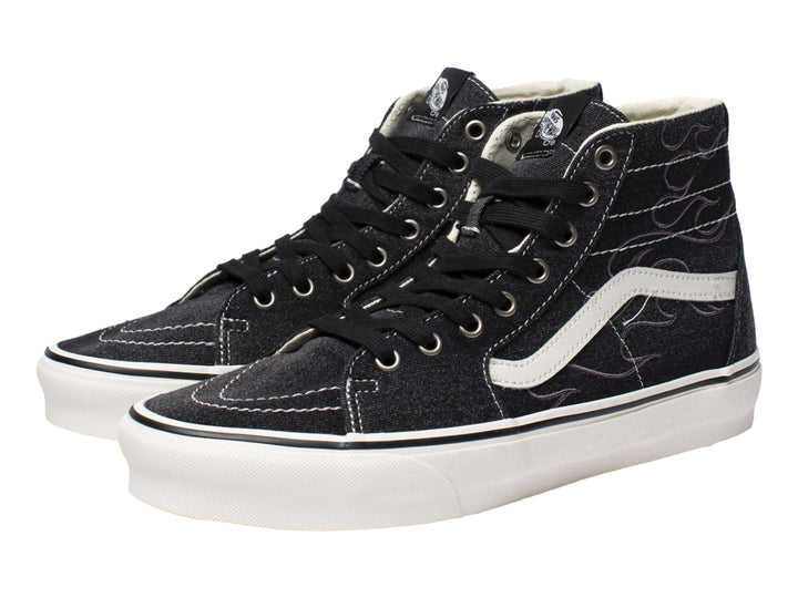 Tenis VANS Sk8-Hi color negro con suela blanca y diseño de llamas en el costado.
