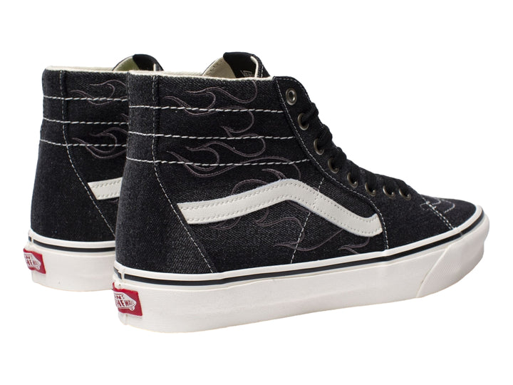 Tenis VANS Sk8-Hi color negro con suela blanca y diseño de llamas en el costado.