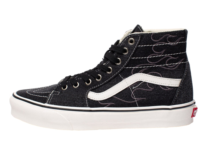Tenis VANS Sk8-Hi color negro con suela blanca y diseño de llamas en el costado.