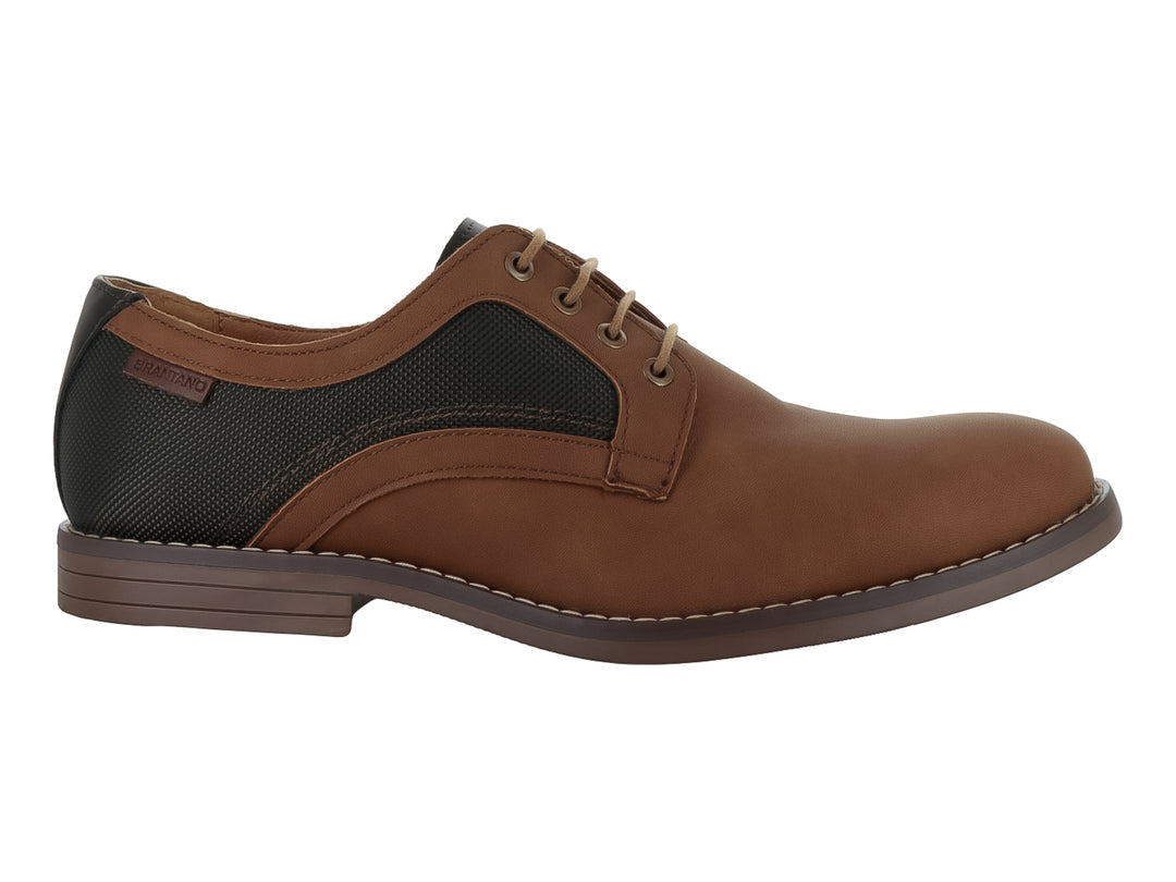 Zapato casual para hombre en color camel con panel lateral negro y cierre de cordones.