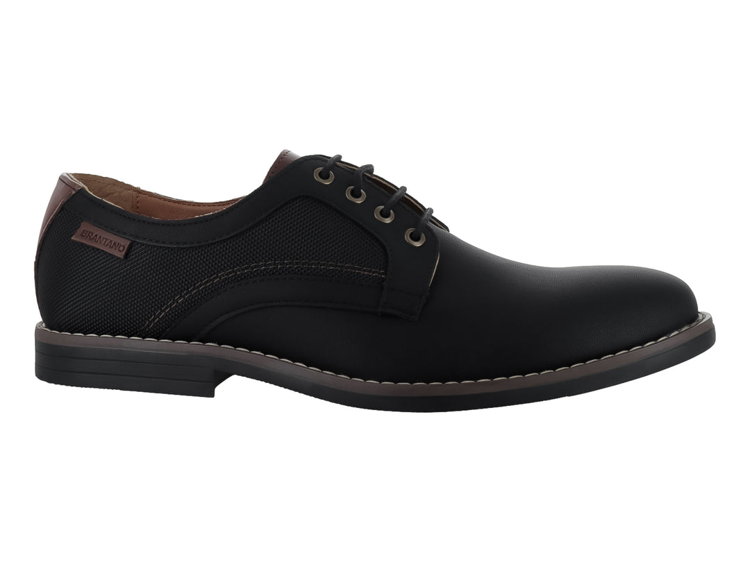 Zapato casual para hombre de color negro con cordones y detalles en marrón en el interior.