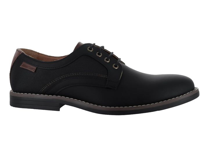 Zapato casual para hombre de color negro con cordones y detalles en marrón en el interior.