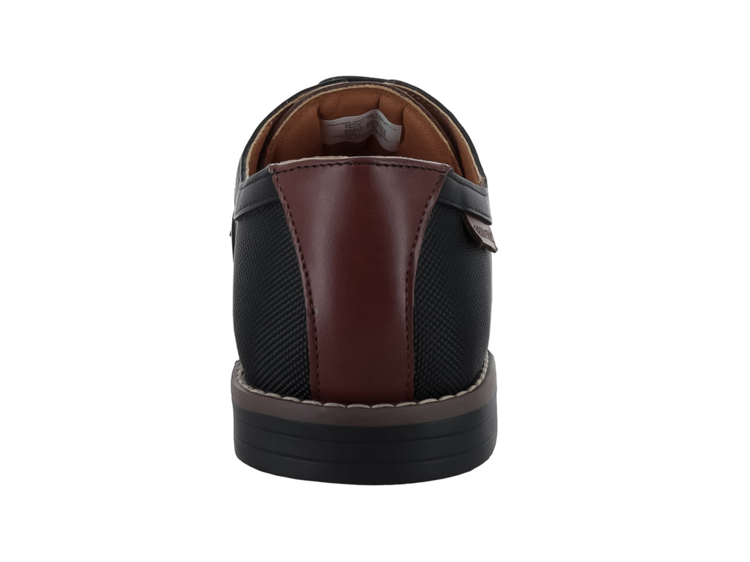 Zapato casual para hombre de color negro con cordones y detalles en marrón en el interior.