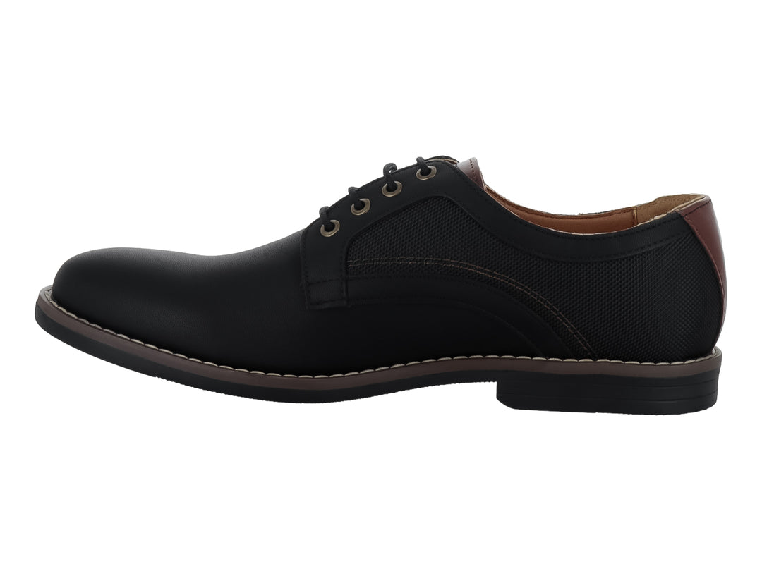 Zapato casual para hombre de color negro con cordones y detalles en marrón en el interior.