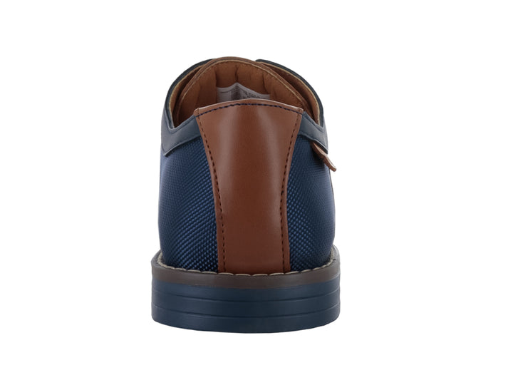 Zapato casual color marino para hombre con detalles en café y cierre de agujetas.